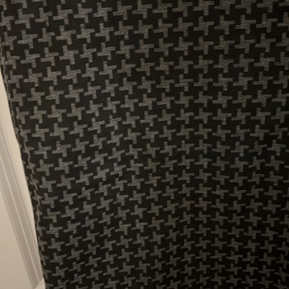 Gray and black houndstooth design skirt - Picture 2 of 4